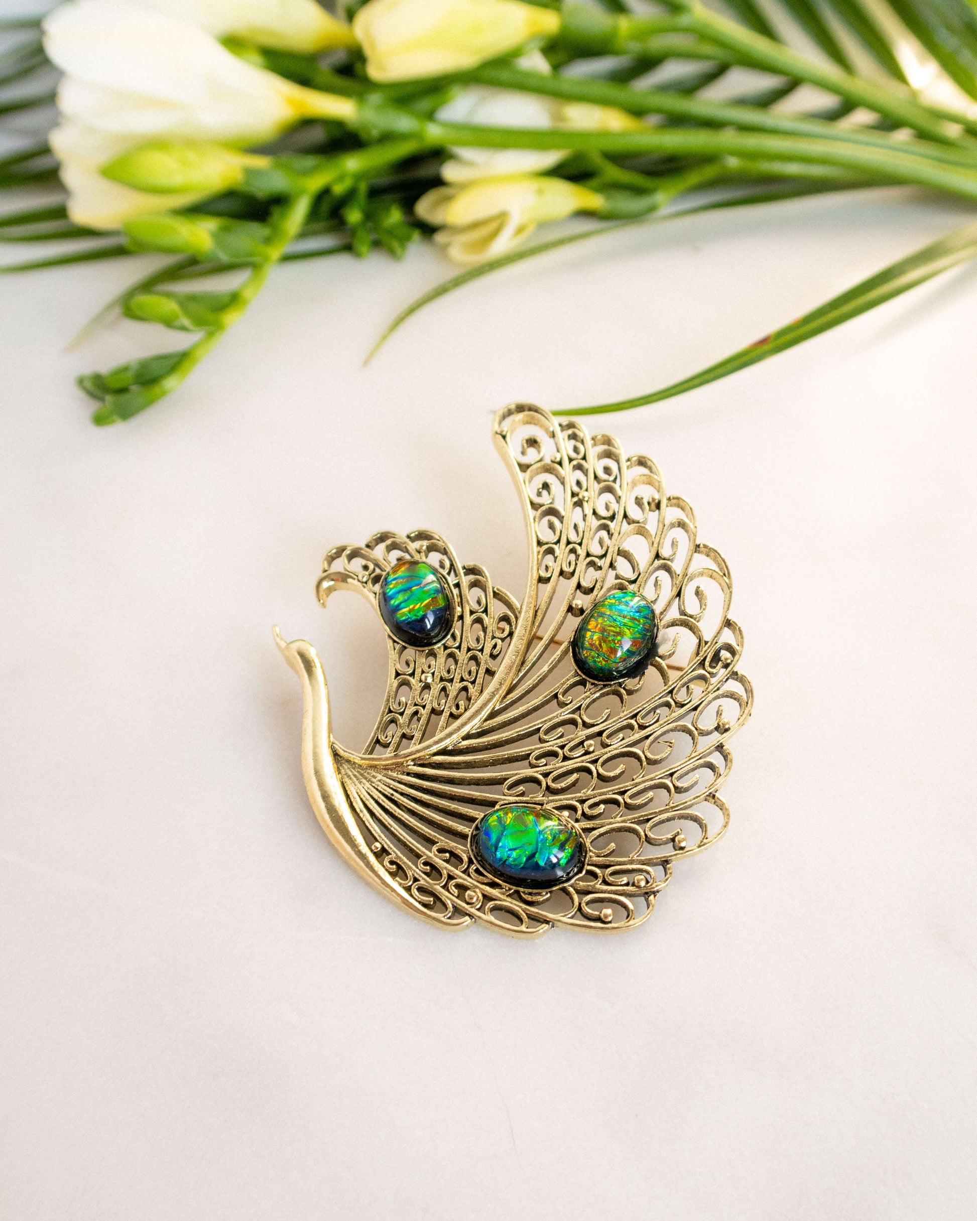 Broșă lebădă cadou de martisor love and stars jewels