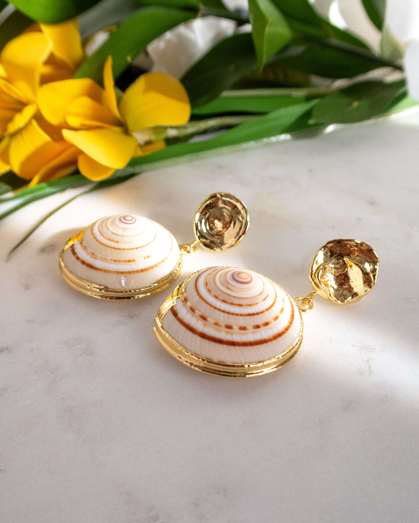cercei pentru vara cercei usori din scoici naturale love and stars jewels