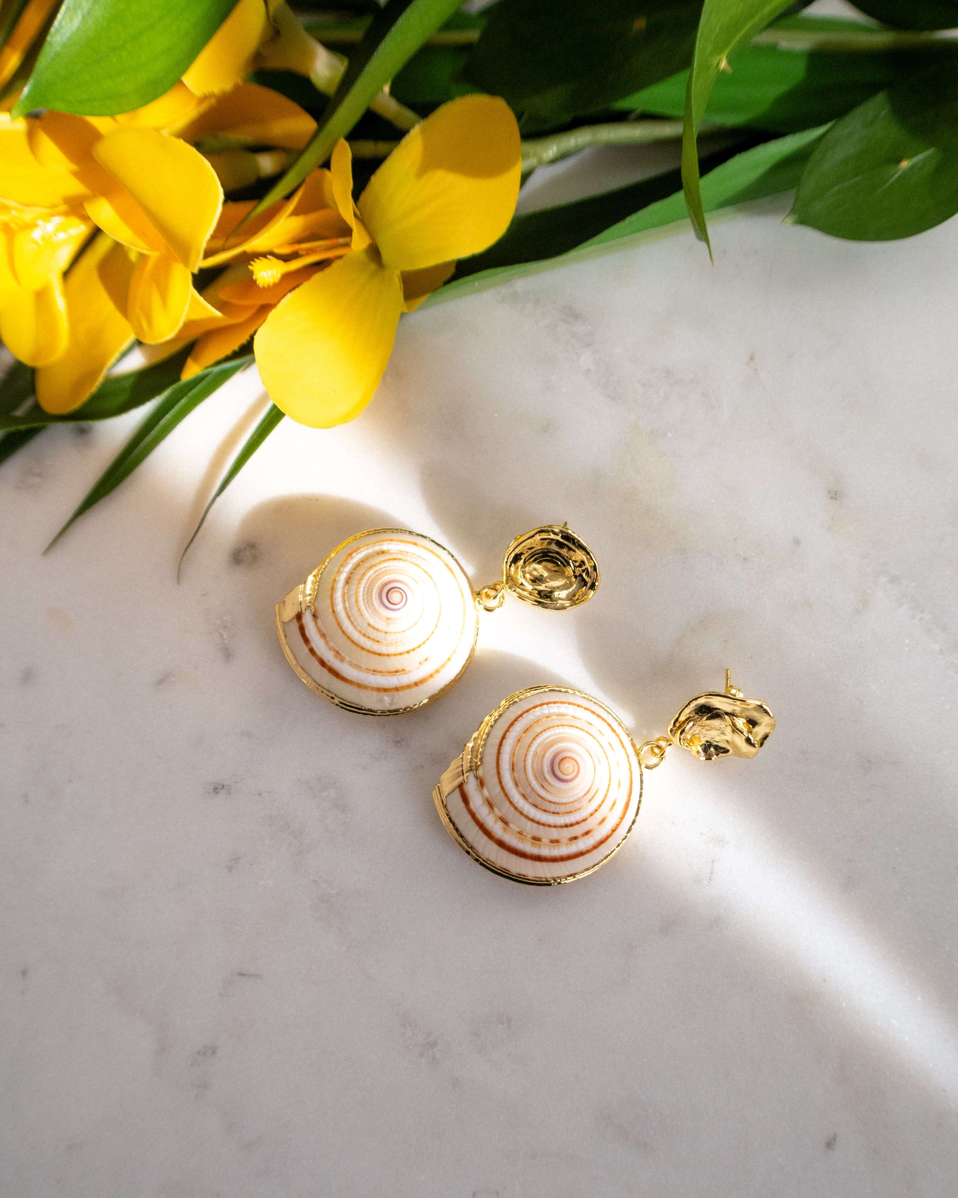 cercei pentru vara cercei usori din scoici naturale love and stars jewels