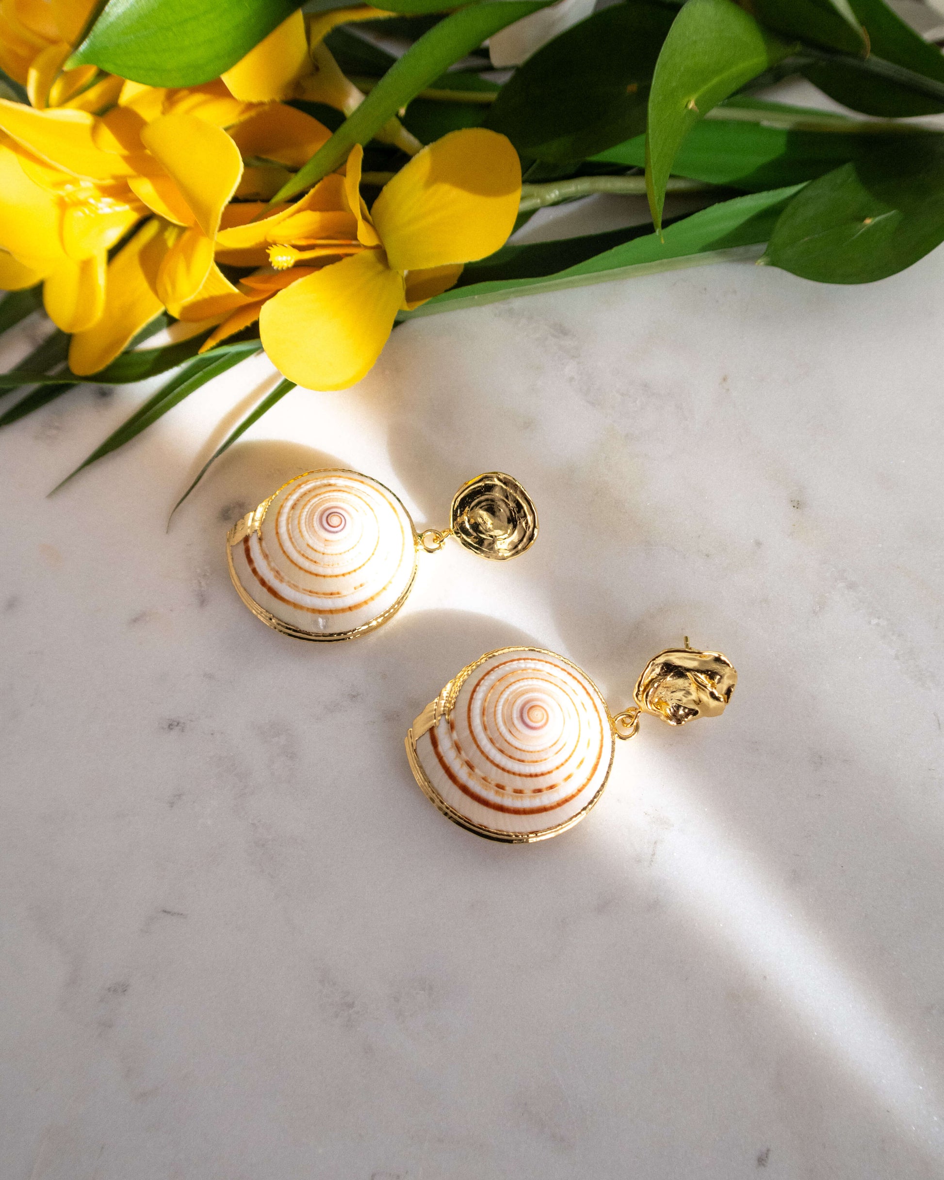 cercei pentru vara cercei usori din scoici naturale love and stars jewels