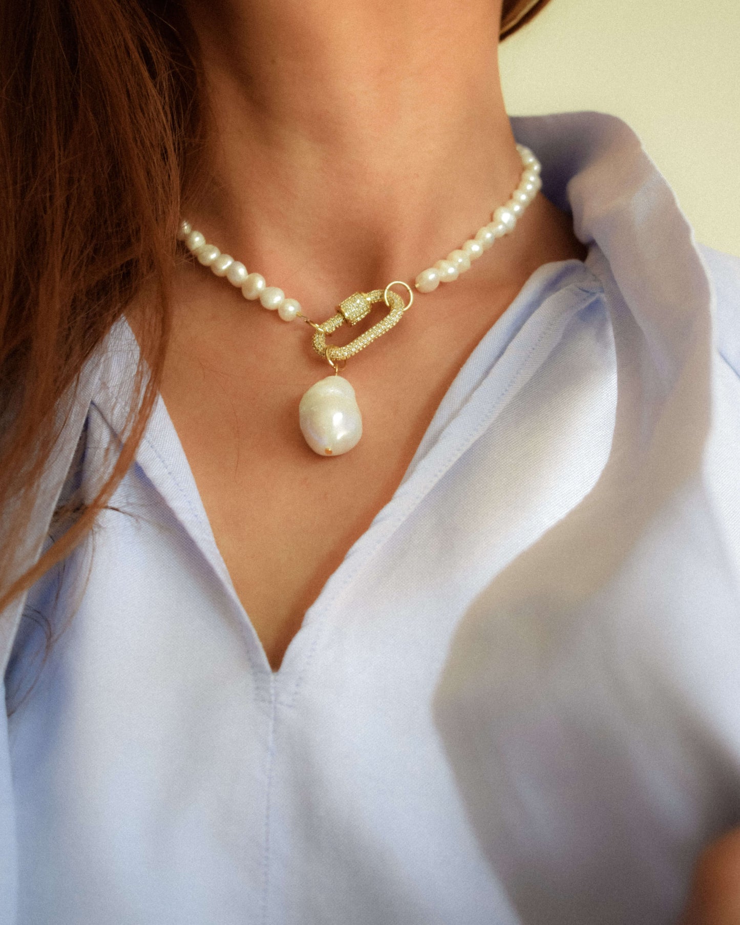 Necklace at the base of the neck SHIMMER natural pearls