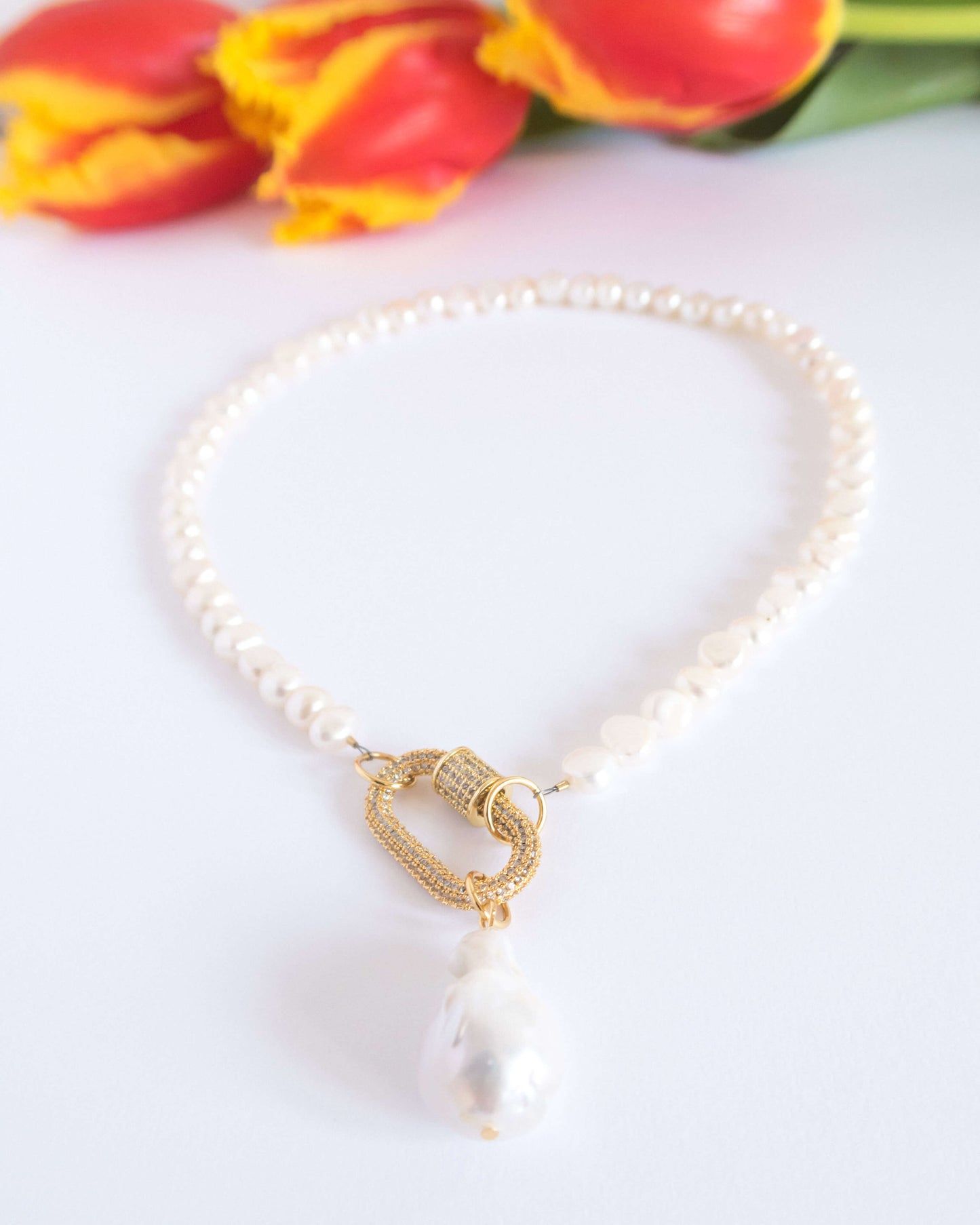 Necklace at the base of the neck SHIMMER natural pearls